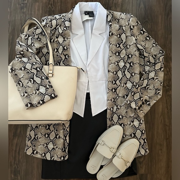 Never worn- low cut, corset blouse - Picture 6 of 8